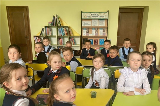 Военно-патриотический час «Навечно застывшая память войны» в отделе по работе с детьми