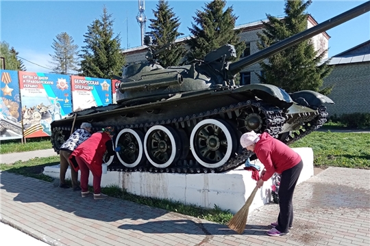 Работники Центральной библиотеки приняли участие на благоустройстве мемориалов