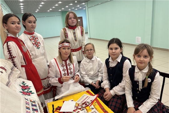 Мастер - класс по чувашской вышивке в Центральной библиотеке