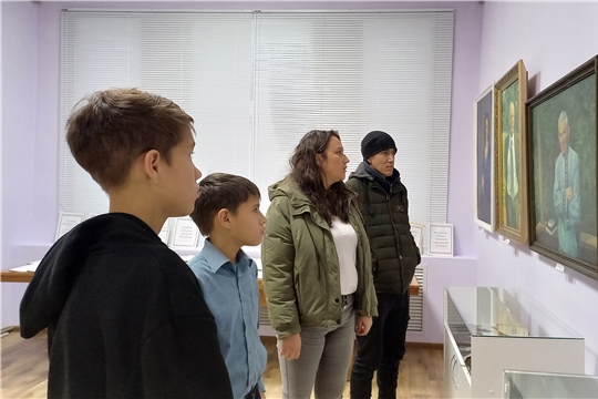 Родители с детьми в музее