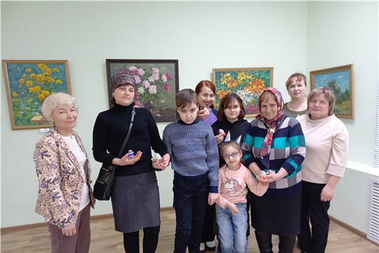 С детьми с ограниченными возможностями здоровья и их родителями был проведен мастер-класс «Роспись пасхального яйца»