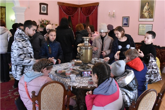 Чебоксарские школьники на экскурсии в музее купеческого и мещанского быта
