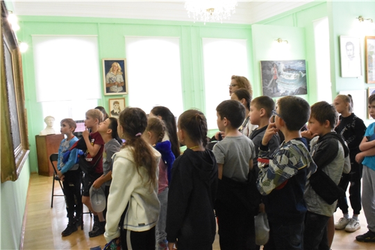 "Художники нашего края" - тематические экскурсии проведены для ребят из пришкольных лагерей