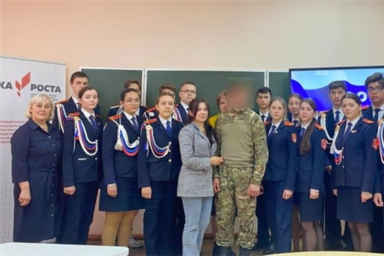 Участник СВО во время отпуска провел урок мужества в родной школе