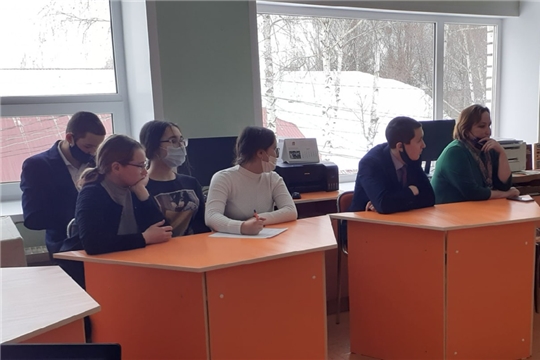 В МЦБ работники отдела обслуживания провели патриотический час «Героическая батарея Флерова» 