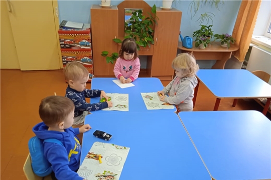 Лепка в группе "Умка"-" Зернышки для птичек "