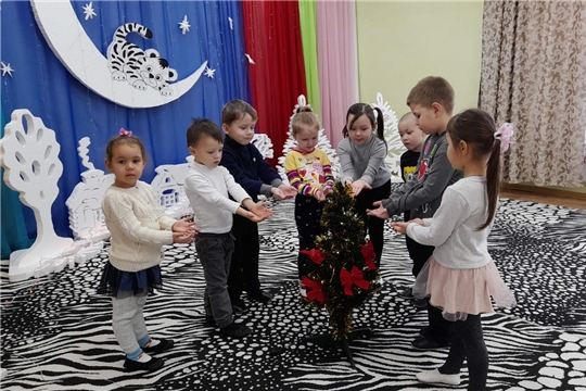 Прощание с новогодней елочкой