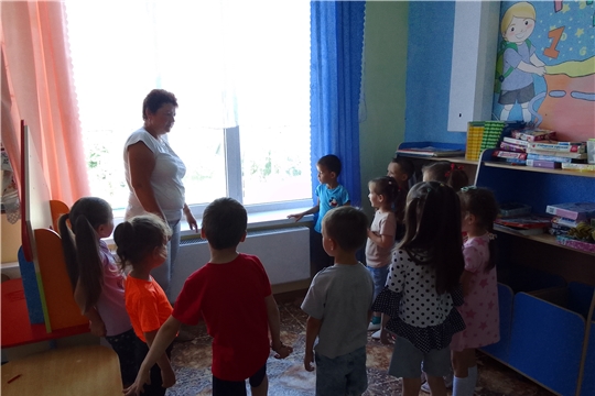 Подоконник-не место для игр!