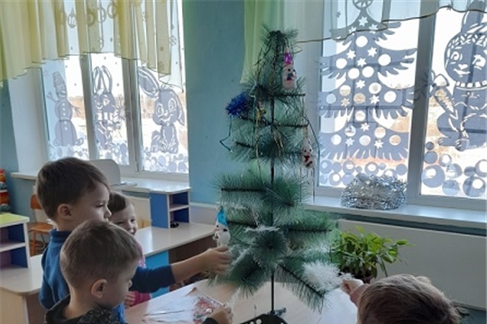 К деткам ёлочка пришла.