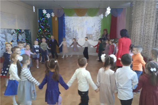 Прощание с новогодней елочкой