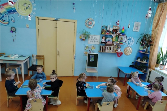 На деревья, на лужок, тихо падает снежок