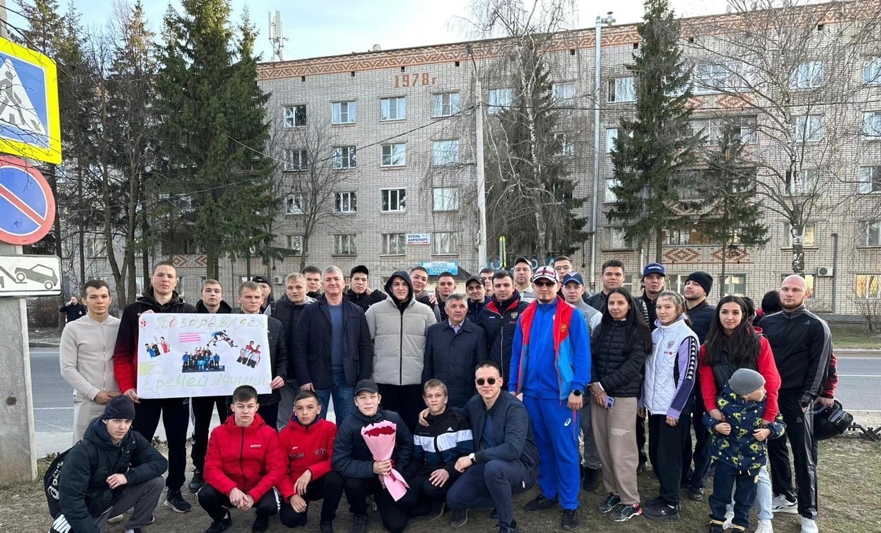 Торжественная встреча серебряного призера Первенства России среди юниоров до 21 года весовой категории до 92 кг. Сергеева Еремея в аэропорту г. Чебоксары