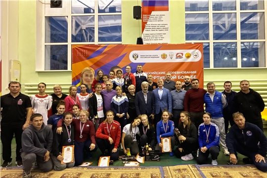 Призеры первого дня всероссийских соревнований по спортивной борьбе (дисциплина — женская борьба) среди юниорок до 21 года на призы ЗМС России и МСМК по вольной борьбе сестер Ольги и Натальи Смирновых.