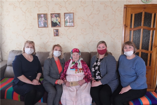 Волонтеры от культуры Большебуяновского ЦСДК совместно с председателем правления Общественной организации Волонтерский альянс «АГРОВЫБОР» г. Чебоксары Надеждой Сергеевой посетили труженицу тыла.