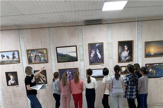 В Районном доме культуры автономного учреждения «Централизованная клубная система» Шемуршинского района для школьников провели экскурсию по выставке «Шедевры Третьяковской галереи».  