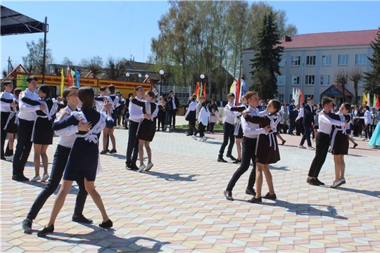 Шемуршинцы станцевали «Вальс Победы»