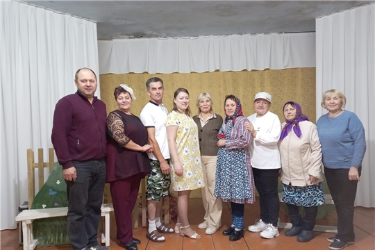 Народный театр продолжает выездные спектакли по сельским клубам.