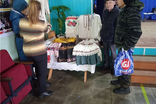 Выставка национальной одежды прошла в Старочукальском сельском Доме культуры