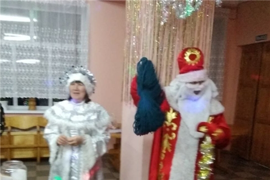 В Чепкас-Никольском сельском Доме культуры прошла праздничная музыкально - танцевальная программа "Старый год кончается, новый начинается". 