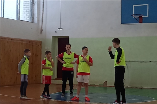 В спортивном зале районного Дома культуры прошло первенство по мини-футболу и волейболу.