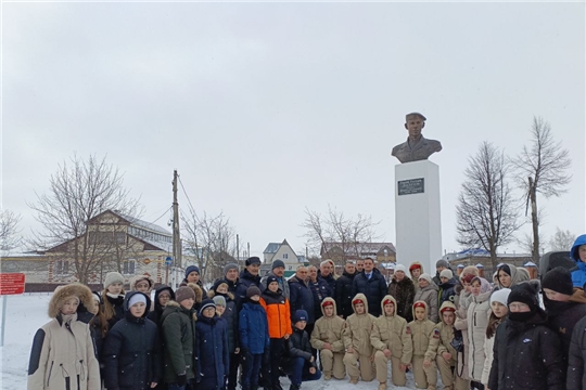 Сегодня, в день памяти Героя России Олега Николаевича Долгова, состоялась церемония возложения цветов к памятнику Героя.