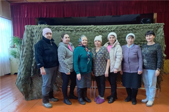 Волонтёры от культуры плетут маскировочные сети. 