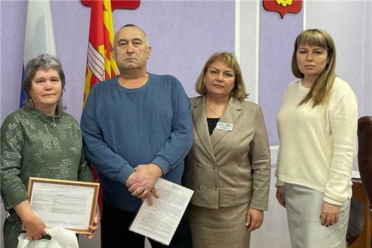 В Чувашии впервые вручены сертификаты на земельные участки семьям бойцов СВО