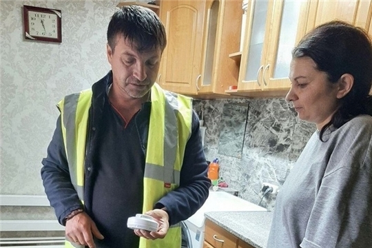 Пожарные извещатели бесплатно устанавливают в домах многодетных семей Чувашии