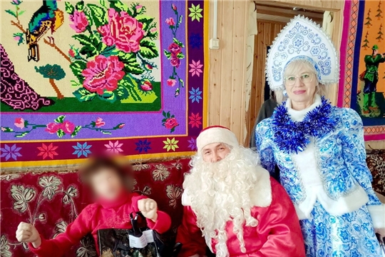Радость новогодних подарков от Деда Мороза и Снегурочки
