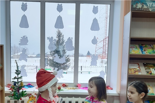Познавательный час «Как встречают Новый год люди всех земных широт» в Нижнекумашкинской сельской библиотеке.