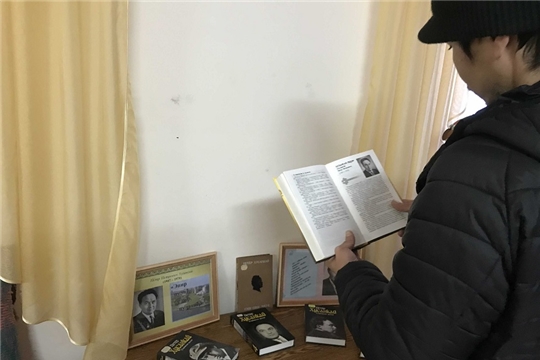 Выставка-портрет «Эпир пулна, пур пулатпар»» В Шумерлинской сельской библиотеке