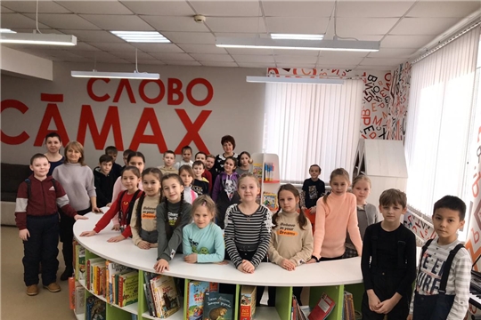 В Торханской сельской библиотеке прошла экскурсия для учащихся школы №2 г. Шумерля