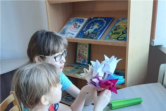 Мастер класс «Цветы для мамы» в Нижнекумашкинской сельской библиотеке