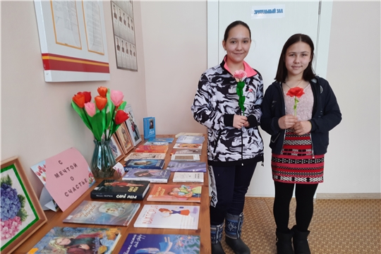 Мастер-класс «Цветы для бабушки» в Краснооктябрьской сельской библиотеке
