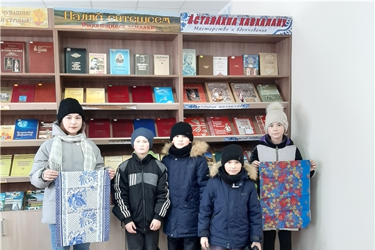 Познавательный час «Промыслы России гжель и хохлома» в Нижнекумашкинской сельской библиотеке
