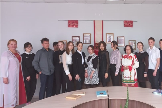   В рамках Года выдающихся земляков и Дня чувашского языка в Юманайской сельской библиотеке был проведен краеведческий час «Знакомтесь: писатели земли Юманайской».