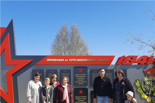 Возложение венка к памятнику погибшим в Великой Отечественной войне и вернувшимся с войны солдатам в д. Верхняя Кумашка