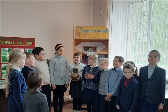 Познавательный час «Народные промыслы России» в Нижнекумашкинской сельской библиотеке в рамках Всероссийской акции «Библионочь - 2022»