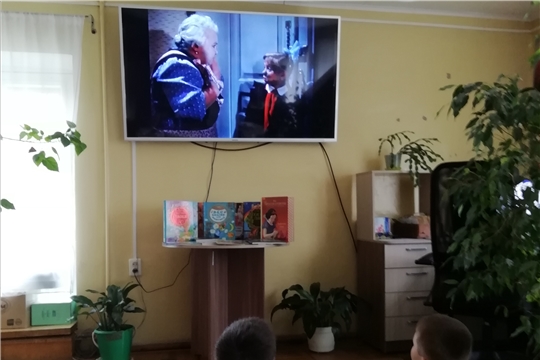 В Русско-Алгашинской сельской библиотеке прошел кинопоказ художественного фильма «Королевство кривых зеркал»