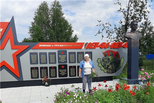 Субботники по благоустройству около памятников пользователями Нижнекумашкинской сельской библиотеки.