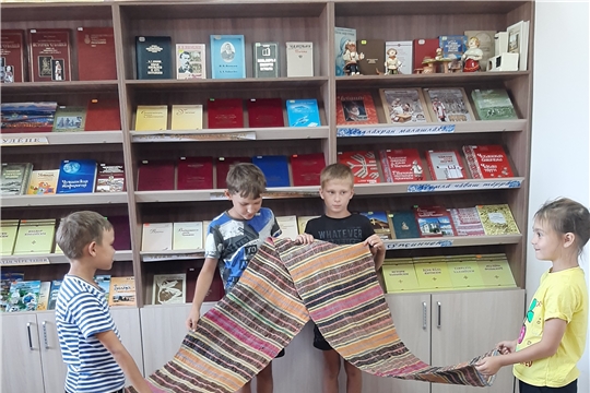 Библиотечный урок «Народный промысел - ткачество» в Нижнекумашкинской сельской библиотеке