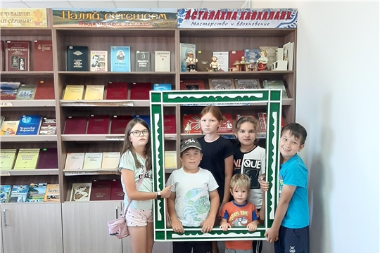 Познавательный час «Живая нить традиций. Резьба по дереву» в Нижнекумашкинской сельской библиотеке