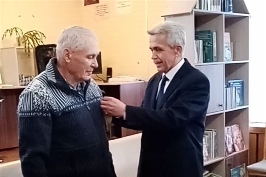 Всю жизнь трудится на земле родной