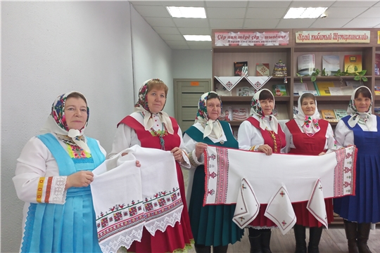 Участницы салона возрождения народных традиций "Наследие" при Юманайской сельской библиотеке присоединились к онлайн фотоакции "Волшебство чувашской вышивки"