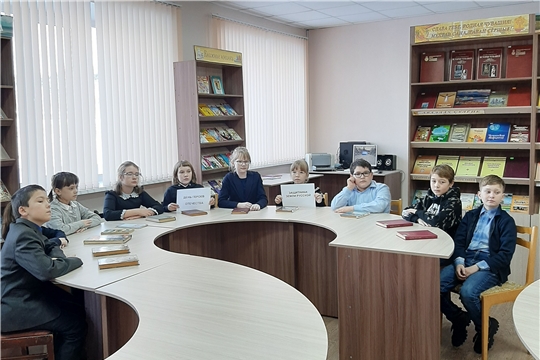 Патриотический час «Державы Российской Герои» в Нижнекумашкинской сельской библиотеке