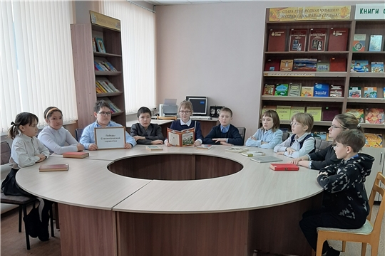Патриотический час «Победы Сталинградской торжество» в Нижнекумашкинской сельской библиотеке