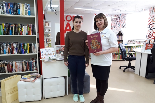 Торханская сельская библиотека получила в подарок книгу «Чувашский государственный театр кукол, рожденный в победном сорок пятом»