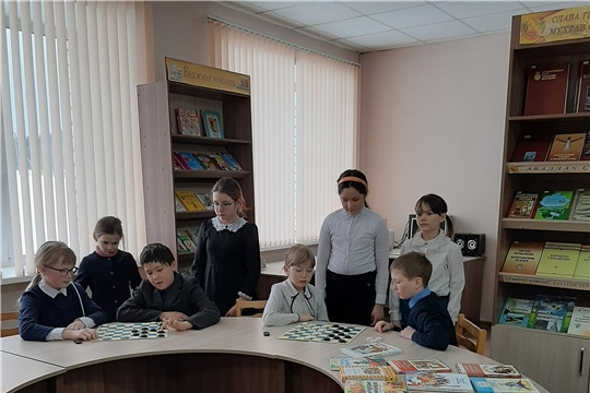Час спорта «Шашки – это интересно» в Нижнекумашкинской сельской библиотеке