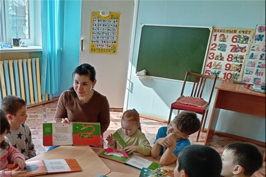 «Книжки новые пришли и читателя нашли»: День новой книги в Торханской сельской библиотеке