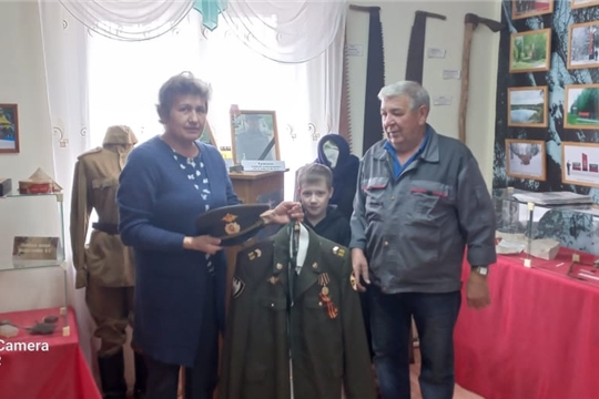 Семья, погибшего на СВО, передала личные вещи сына в музей Шумерлинской сельской библиотеки